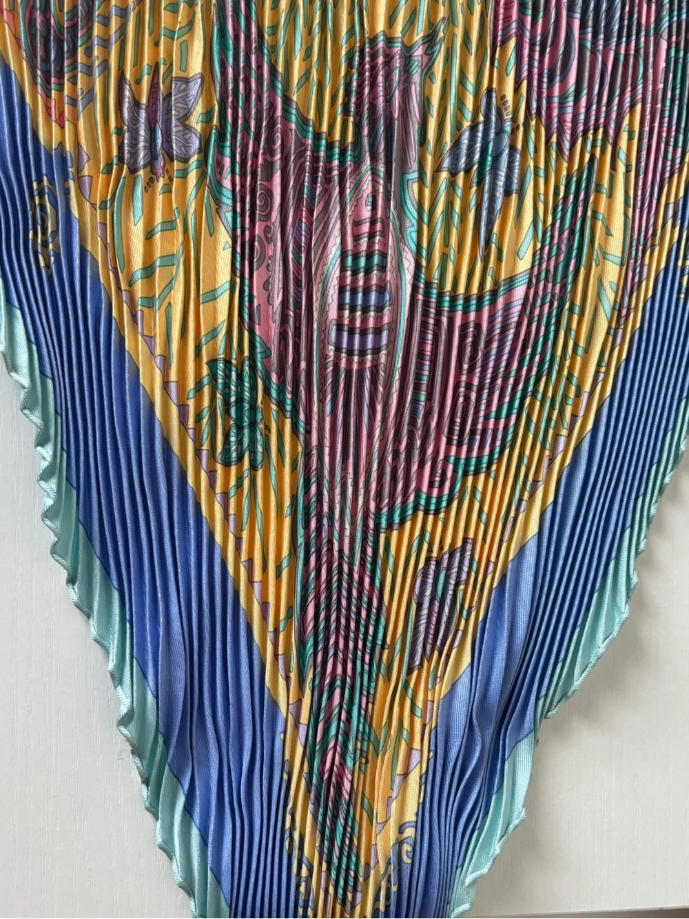 Vintage Hermès "Puzzle II" pleated silk scarf - Picture 2 of 7